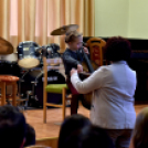 Hangszerbemutató és hangszersimogató a zenesuliban