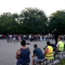 Demonstráció az éjszakai autóversenyzés ellen