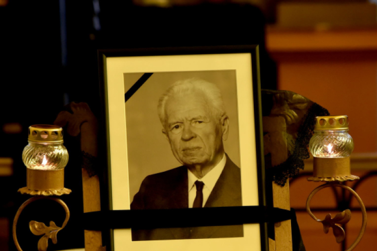 Utolsó útjára kísérték Kürti Bélát