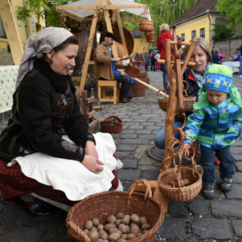 Régi idők piacztere - fotó: Kisfaludi István