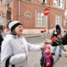 Szegfűvel köszöntötték a hölgyeket