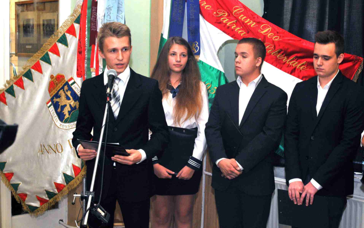 Hősök és koszorúk