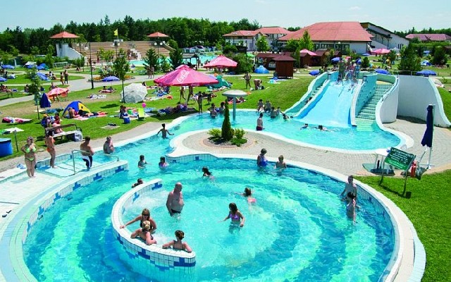 Strandoló statisztákat keresnek Cegléden