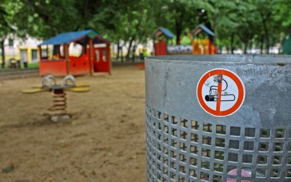 Játszótéren szívták a füves cigit