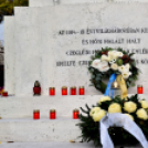 Gyertyagyújtás az emlékműnél