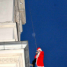 Ceglédi mikulás a templomtoronyból