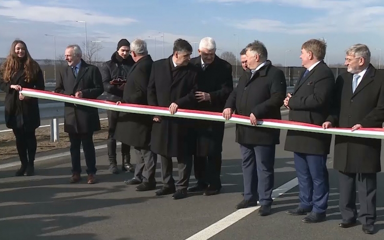 Az M4-es autóút Üllő és Albertirsa közötti szakaszának ünnepélyes átadója
