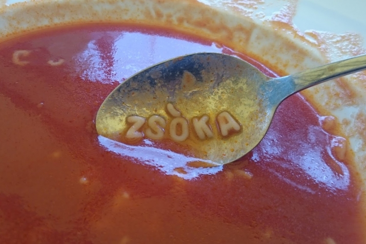 Eszegetem a La Toscana-ban a paradicsomos betűtésztás levest, és egyszer csak.....