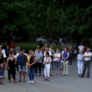 Demonstráció az éjszakai autóversenyzés ellen