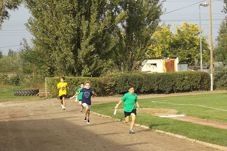 Öt iskola atlétái a CVSE pályán