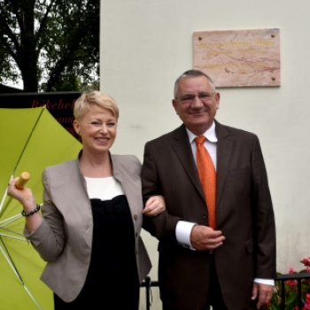 Táblaavató a Békebeli Cukrászdában