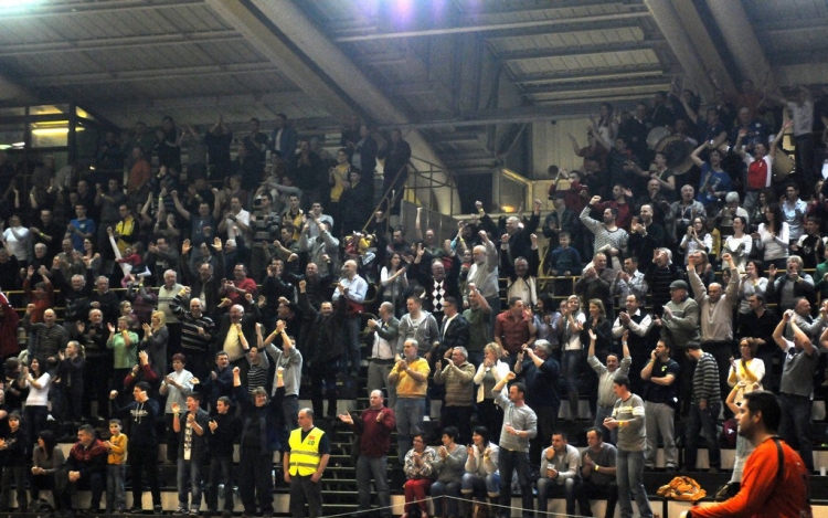 Teltház előtt játszanak a Cápák?