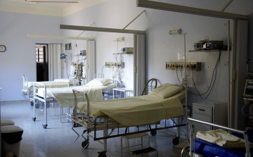 Vesztegetéssel gyanúsítanak két főorvost és egy főnővért