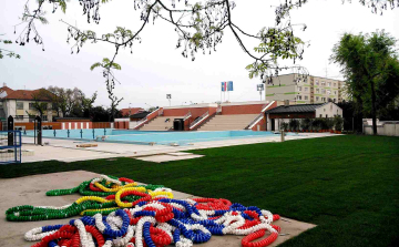 Szedik a sátorfát a strandon