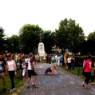 Demonstráció az éjszakai autóversenyzés ellen