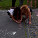 Demonstráció az éjszakai autóversenyzés ellen