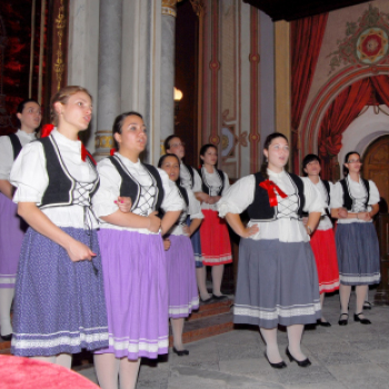 Fesztiválozik a gimi leánykara