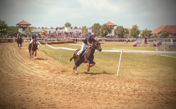 Vágtázott a város