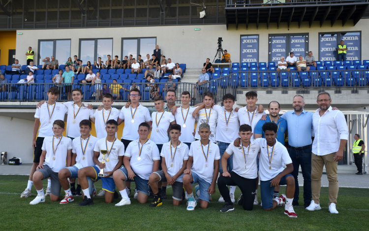 Első szezonbeli hazai meccs és éremosztás