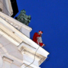 Ceglédi mikulás a templomtoronyból