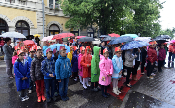Csákók és esernyők – így telt az első nap