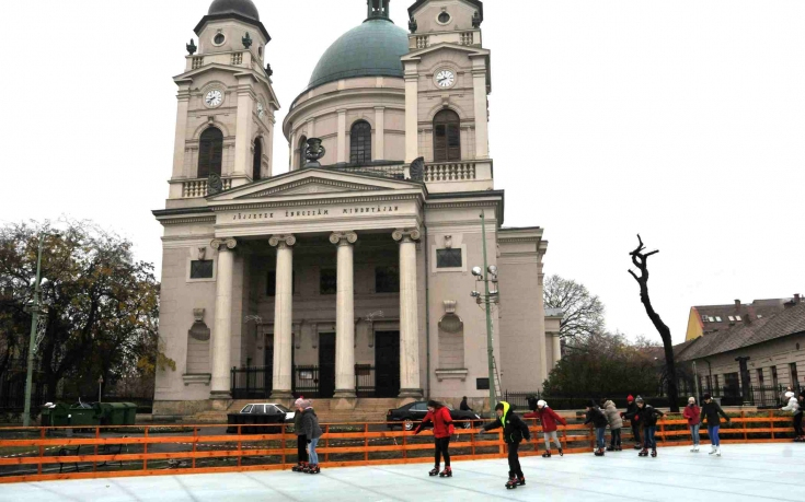 Tovább lehet korcsolyázni a Szabadság téren
