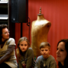 Zenés kávéház a könyvtárban