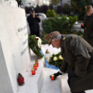 Gyertyagyújtás az emlékműnél
