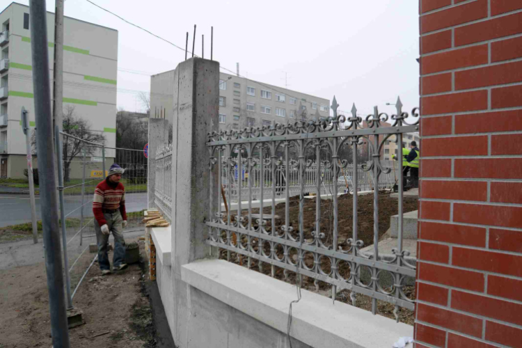 Strand-szerelik a beléptető rendszert