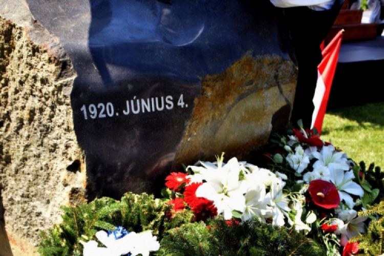 Felavatták az országzászló emlékművet Cegléden