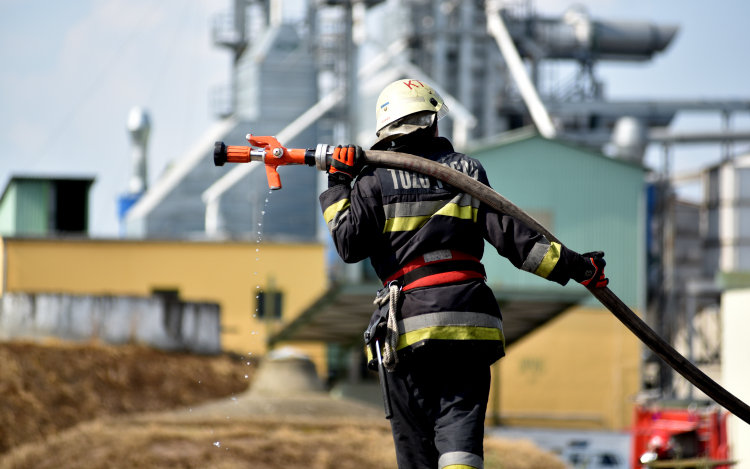 Raktártűz Cegléden