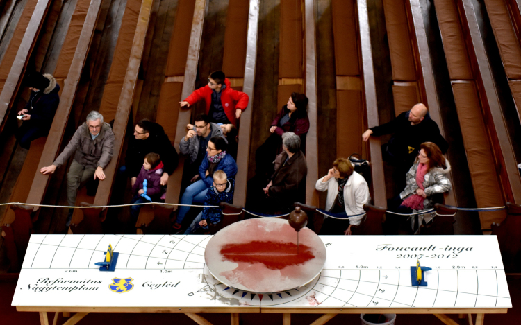 Újra lengett a Foucault-inga