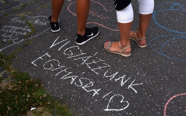 Demonstráció az éjszakai autóversenyzés ellen