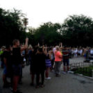 Demonstráció az éjszakai autóversenyzés ellen