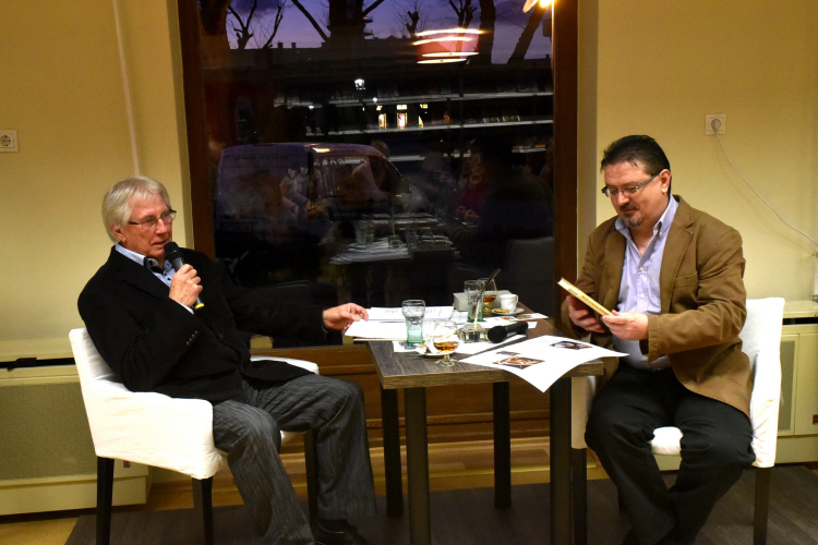 Zenés kávéház a könyvtárban