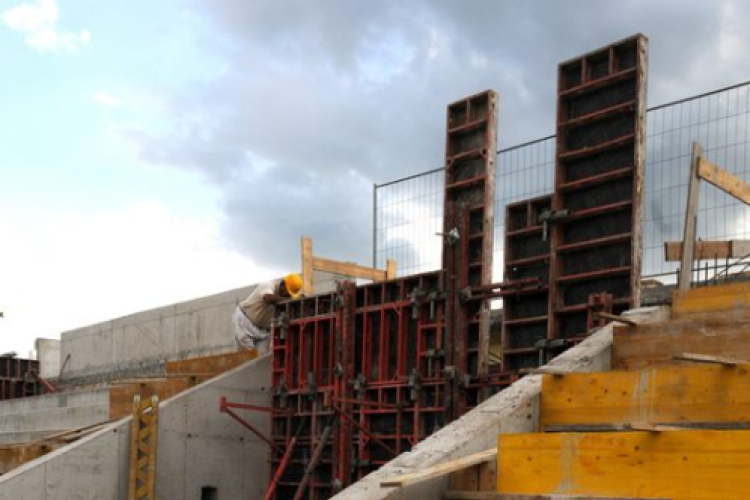 Városi Strandfürdő – Már burkolnak