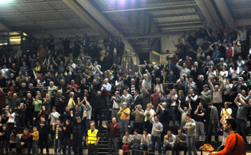 Teltház előtt játszanak a Cápák?