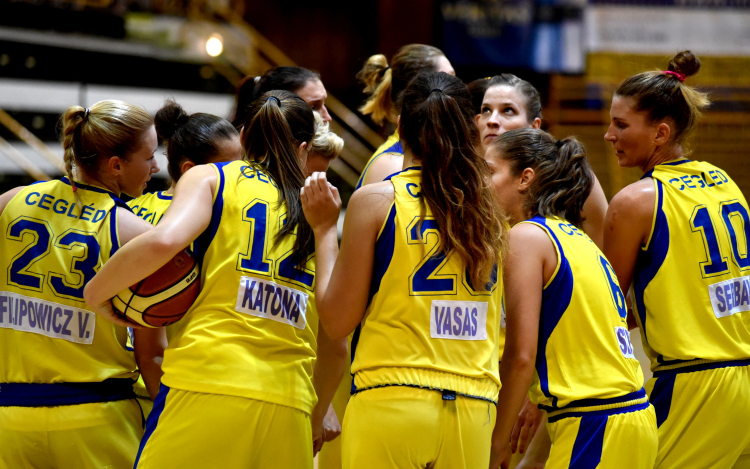 Isteni segítségre is szüksége volt a lányoknak