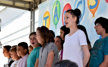 Több száz gyerek énekelt együtt