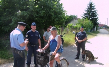 Kutyás rendőrök akcióztak Cegléden