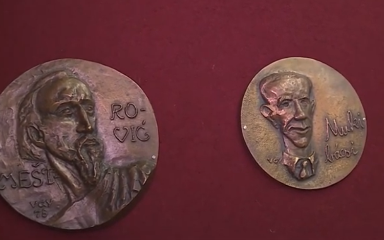 Szobrok, érmek, festmények – kiállítás a Városi Könyvtárban