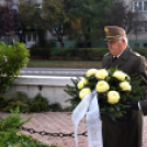 Gyertyagyújtás az emlékműnél