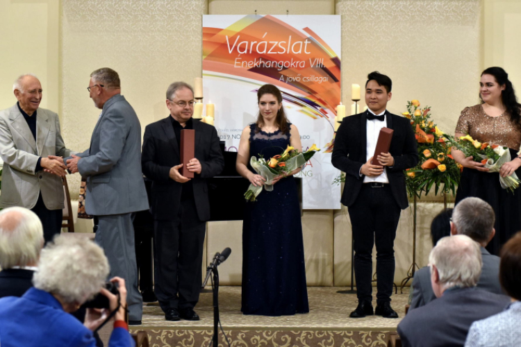 Varázslat énekhangokra