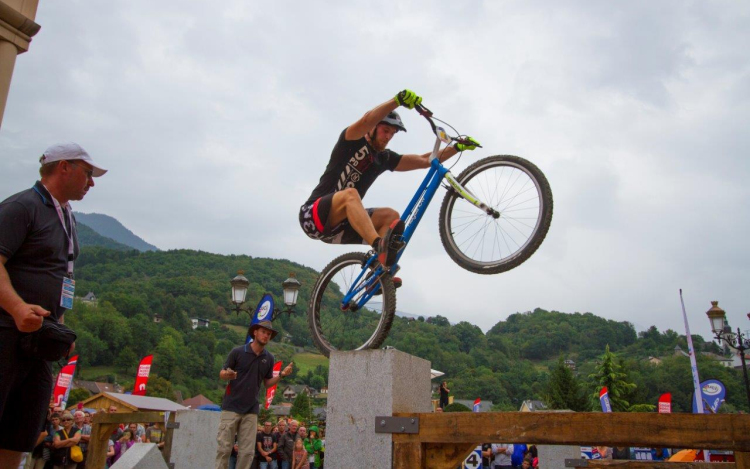 A ,,pokolból,, támogatják Hegét