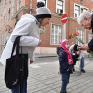 Szegfűvel köszöntötték a hölgyeket
