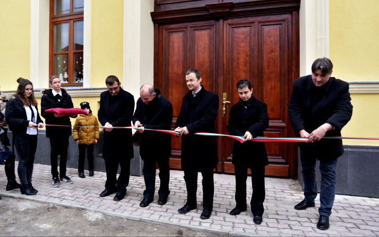 Átadták a felújított Szent Kereszt Katolikus Általános Iskolát