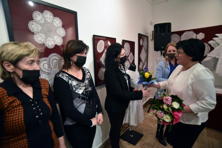 A höveji csipkevarrás élő hagyománya