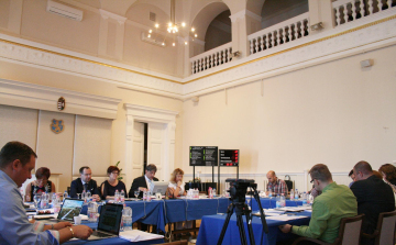 Megújul a Szabadság tér az evangélikus templom előtt