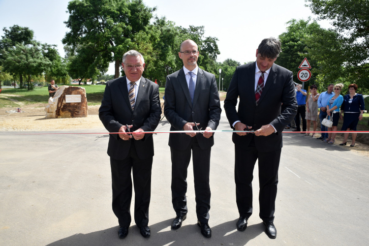 Fürdő út átadás