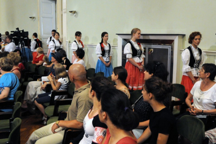 Leánykar a Városházán